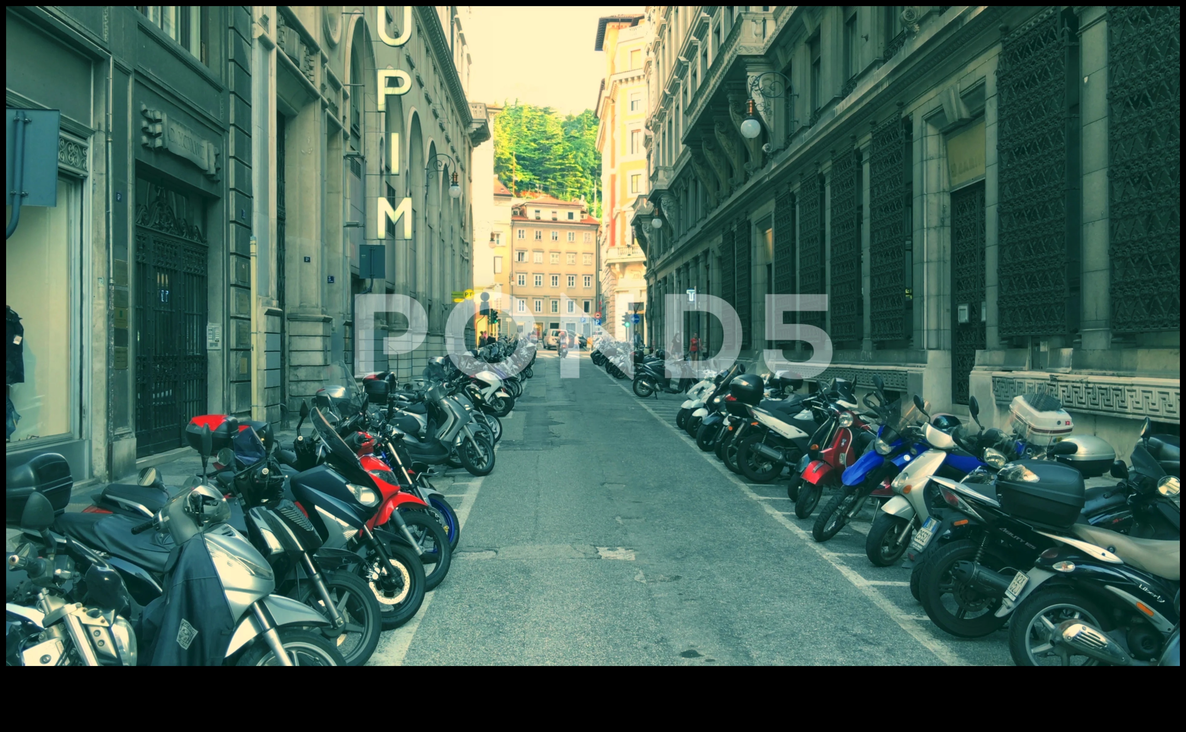 Αστικές εξερευνήσεις: Πλοήγηση στους δρόμους της πόλης με ευέλικτες και κομψές μοτοσυκλέτες