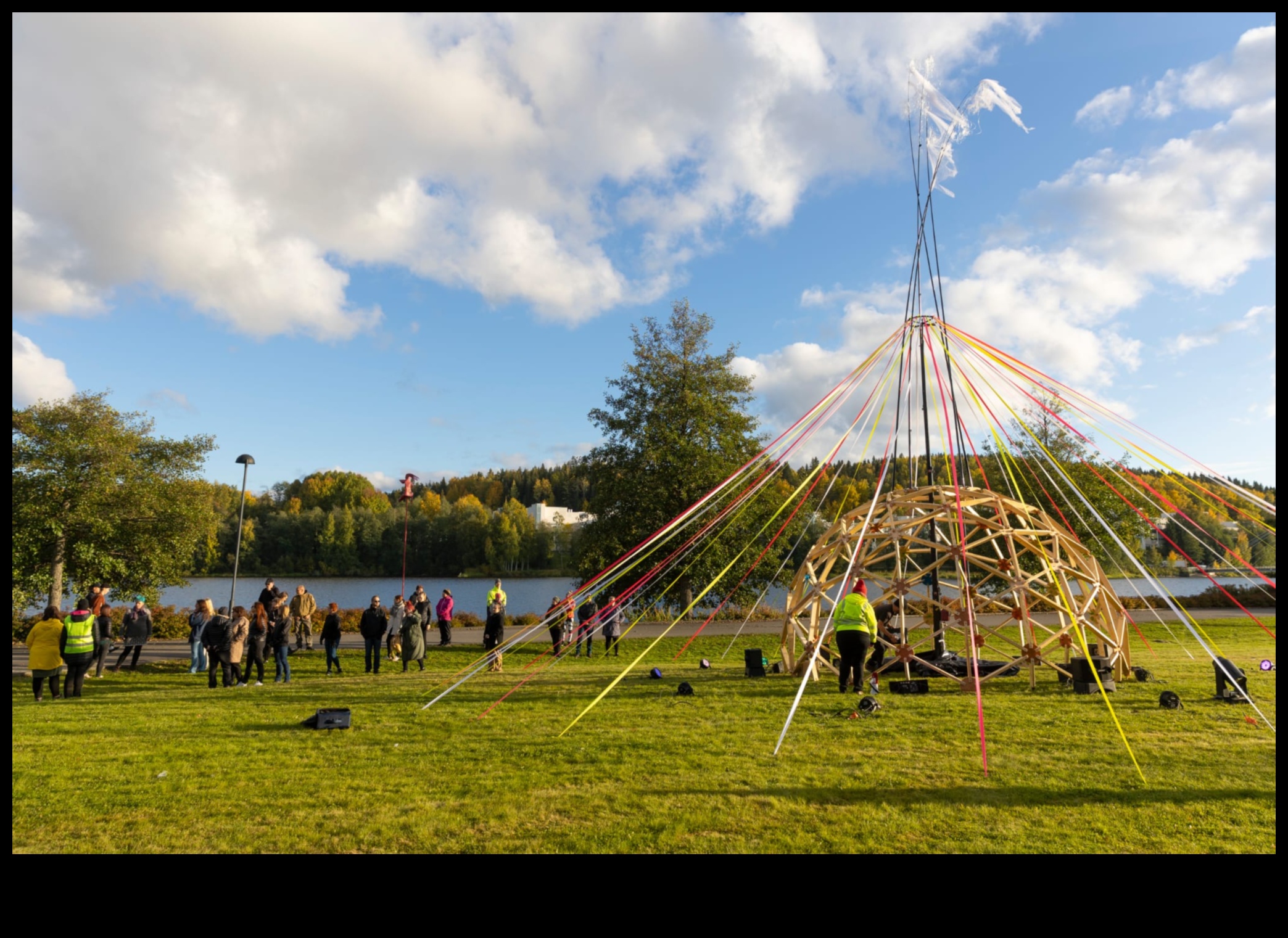 Local Luminescence Ένας φάρος για την ανακάλυψη των θαυμάτων της κοινότητάς σας 2 Local Luminescence: Shining a Light on Nearby Marvels