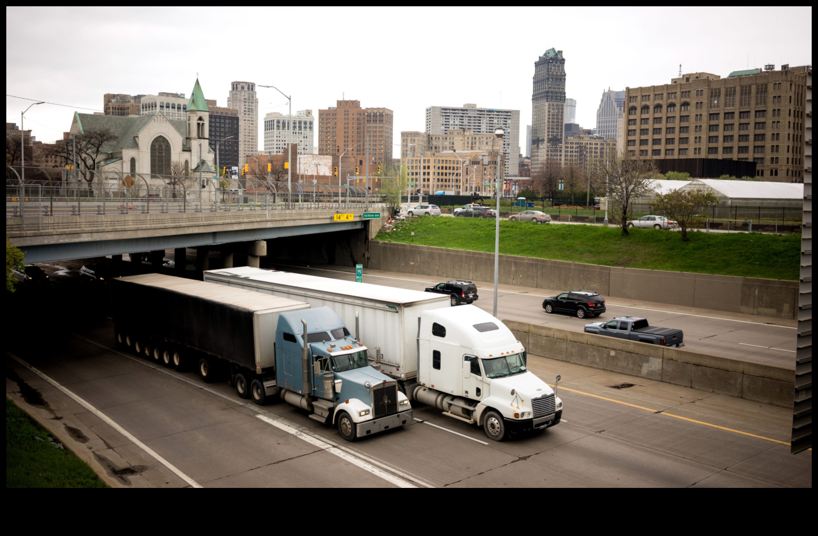 Συνοδείες αστικού τοπίου Πώς η ακρίβεια στα επαγγελματικά οχήματα μεταμορφώνει την Urban Logistics 4 Συνοδείες αστικού τοπίου: Ξεπερνώντας τις αστικές προκλήσεις με ακρίβεια στα επαγγελματικά οχήματα